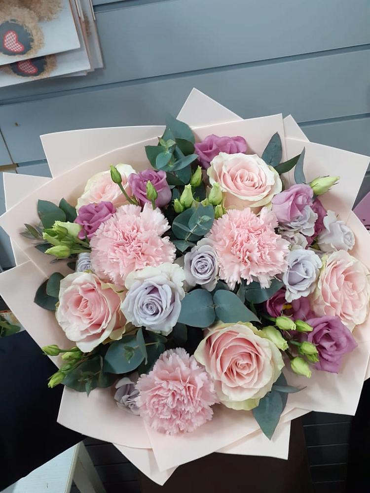 Букет цветов из: Розы, Гвоздики и Лизиантусы в Горбово